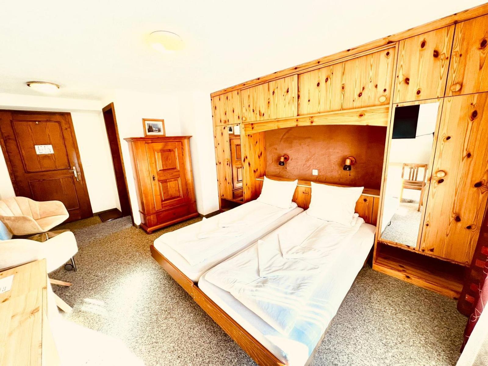 Hotel Old Jnn โคลสเตอร์ ภายนอก รูปภาพ